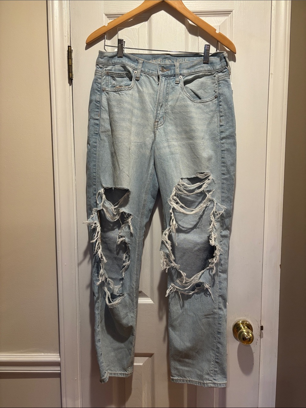 American Eagle Outfitters Light Blue Distressed 90’s Straight Jeans